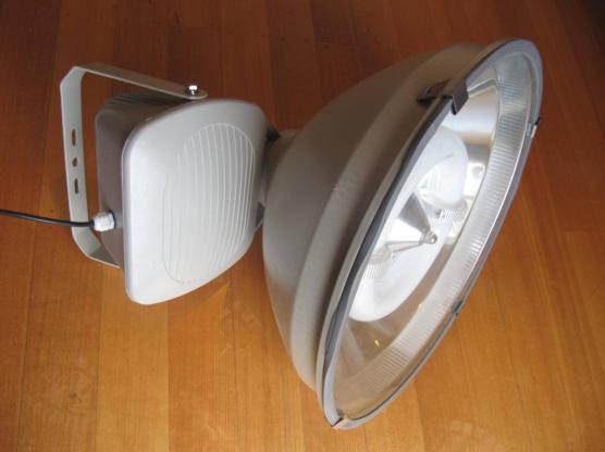 FLOOD LIGHT FITTINGS (AVAILABLE IN SIZES FROM 80-300WATT) Features: Instant start and restart. Very high Pupil Lumens ( Photopic Efficacy Plm). Long lifespan. High power factor, PF>0.98.
