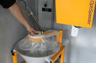 Replacing the powder bag 1. Check visually the powder level in the bag cone 2.