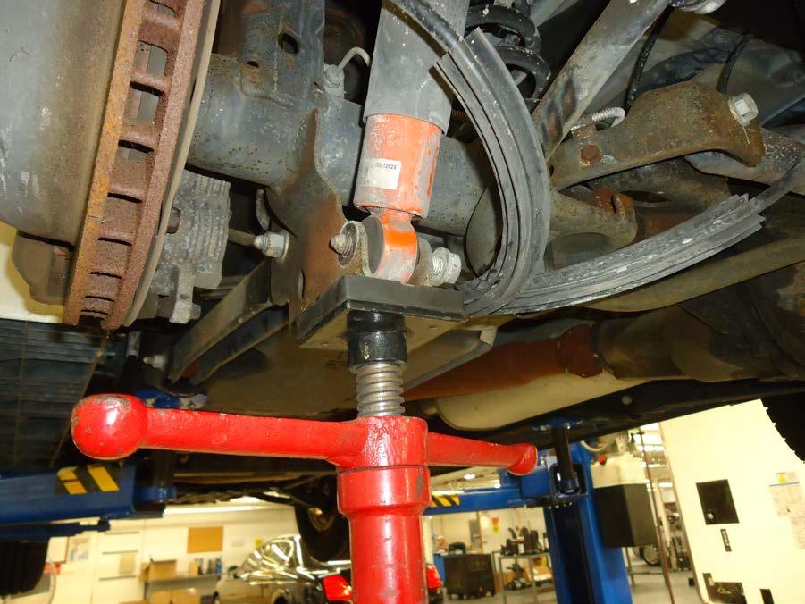 6. SUPPORT THE AXLE TO RELIEVE PRESSURE FROM THE AIR SHOCK'S MOUNTING POINTS.