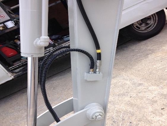This quick hitch has been designed to operate at the excavator s maximum working pressure.