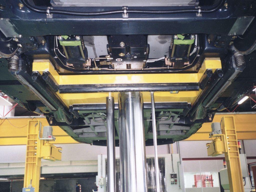 Lifts for bogie repair and maintenance Type: HS 1 -DG 50 (MD 214) Lifting capacity: 5.000 kg Stroke: 1.900 mm Lifting time (appr.): 52 sec.