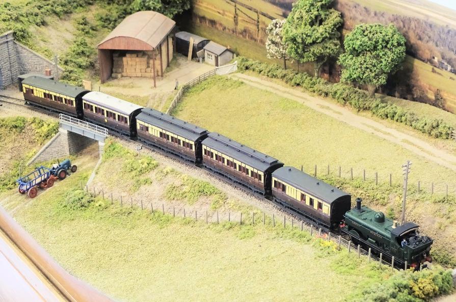 57ft notional Churchward Brake Composite Although this last coach in the series comprises a virtually unaltered Farish gangwayed coach body and chassis, it has a heavily modified roof.