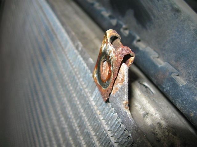 Clips at top of radiator (2 clips).