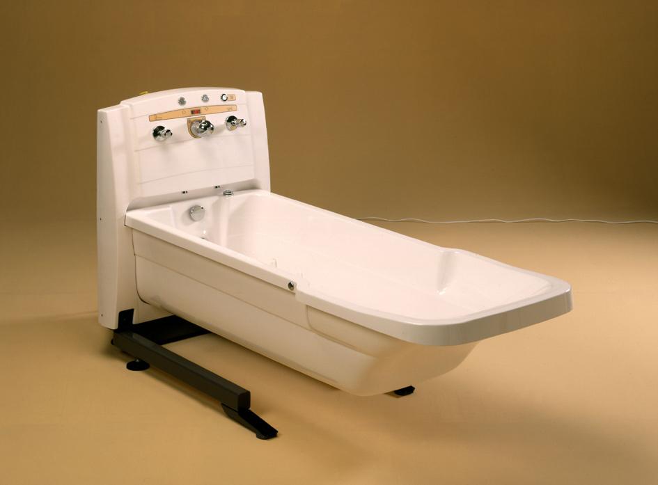 The functional design of the TR 900 s integrated bathtub and panel makes it simple and convenient to operate.