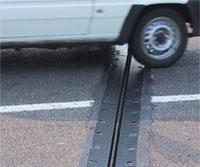 Crossing a road surface discontinuity Tyre/road noise EXTERIOR