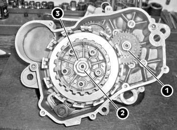 - Fit the primary shaft washers and the driving and driven clutch bell housings. - Be sure to apply the specified tightening torque, both for the crankshaft gearing nut (1) (3.5-4.