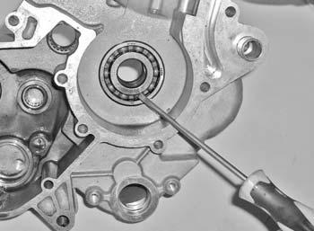 - To fit new bearings, preheat the crankcase (to approximately 90ºC), and use a bearing that has just been removed from a freezer.