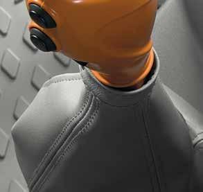buttons make it possible to shift gears and adjust speed comfortably and quickly, both in the version with Hi-Lo