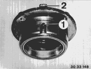 Install side bearing caps marked with belonging shims (1), but at first without O-rings (2).