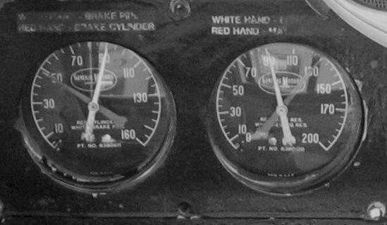 AIR GAUGES The 26L brake equipment consists of two air gauges: Main Reservoir This is the red pointer on the right gauge. It shows the pressure in the locomotives main reservoirs.