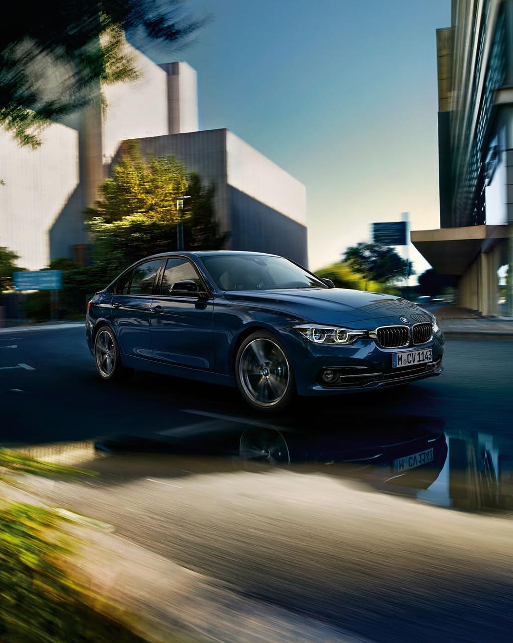 The driving experience is convincing from the get-go: at 240 kw (326 hp), the TwinPower Turbo engine in the BMW 340i, mated to the 8-speed