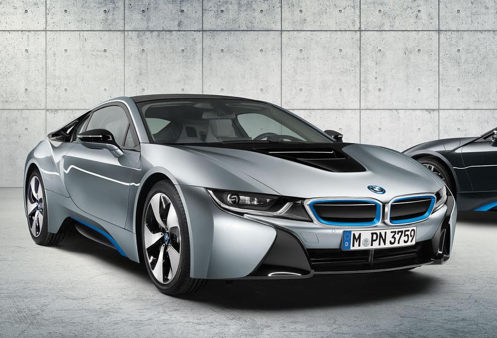 INDIVIDUALITY AND DIVERSITY 42 43 A SPORTY APPEARANCE WITH A LASTING EFFECT. The fluid lines of the exterior showcase the distinctive and modern form of the BMW i8.