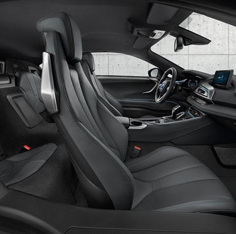 [ 01 ] The Amido Black of the Carpo Dark interior world with discreet highlights in BMW i Blue.