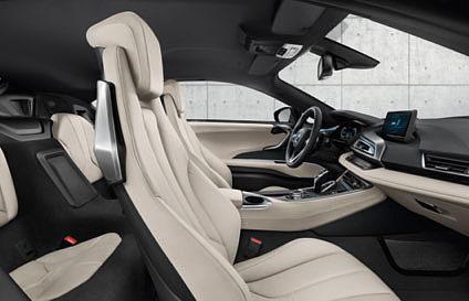 seats combine with the black of the natural leather on the instrument panel, door panels and side trim.