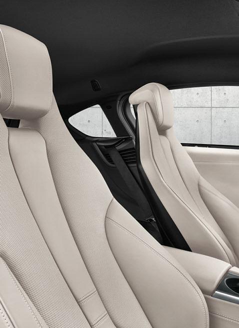 Amido, metallic interior trim. Anthracite headlining, shown here, and seat belts in BMW i Blue are optionally available.