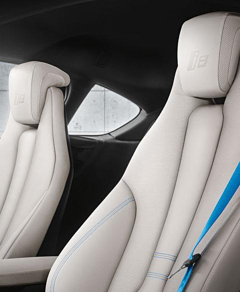 01 04 05 Precisely balanced with the interior design: the four expressive exterior colours for the BMW i8. More information can be found on pages 54 I 55.