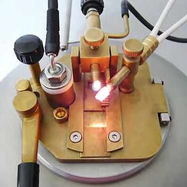 The quantity of sample (2 ml / 4 ml) is injected into the cup throught the filling orifice. The instrument is equipped with two ignition systems.