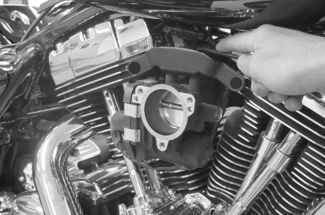 STEP 1 Read and understand all STEPS in the instruc ons before star ng the installa on. Park the motorcycle on a hard, level surface and turn IGN OFF. Allow the engine and exhaust system to cool.