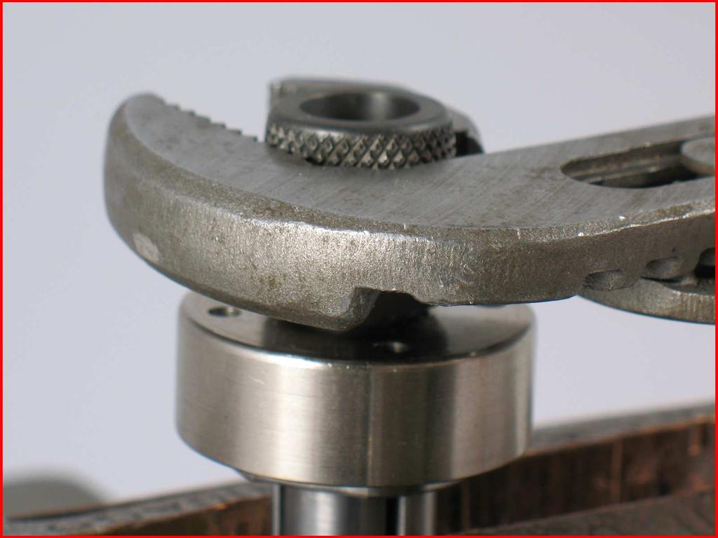 7. Fasten the rotor in the vise with aluminum or bronze jaws so that