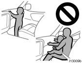 Do not sit on the edge of the seat or lean against the dashboard when the vehicle is in use, since the front passenger airbag could inflate with considerable speed and force.