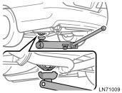 Rear (3.5 L V6 [2GR FE] engine) When jacking up your vehicle with the jack, position the jack correctly as shown in the illustrations.
