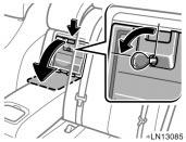 When adjusting the seat, be careful that the seat does not hit a passenger or luggage. After adjusting the seatback, push back your body to make sure it is locked in position.