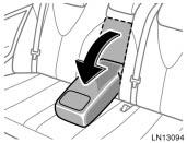 CAUTION Adjust the center of the head restraint so that it is closest to the top of your ears. After adjusting the head restraint, make sure it is locked in position.