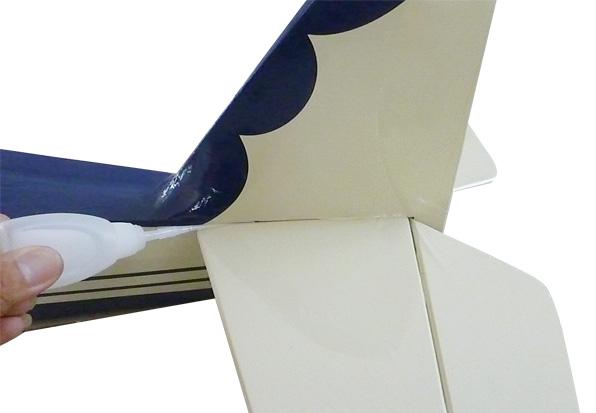 Using a triangle, check to ensure that the vertical stabilizer is aligned 90º to the horizontal stabilizer.