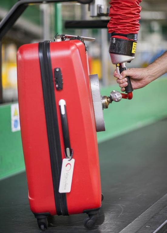 GRIPS ANYWHERE ON THE BAG The universal joint enables the operator to place a suction foot anywhere on the bag and not be exposed to an unbalanced load.