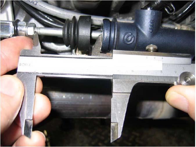 Preliminary checks: 1. The brake master cylinder installed on the vehicle should be equipped with fitting part no. AP8133872 and brake fluid reservoir part no.