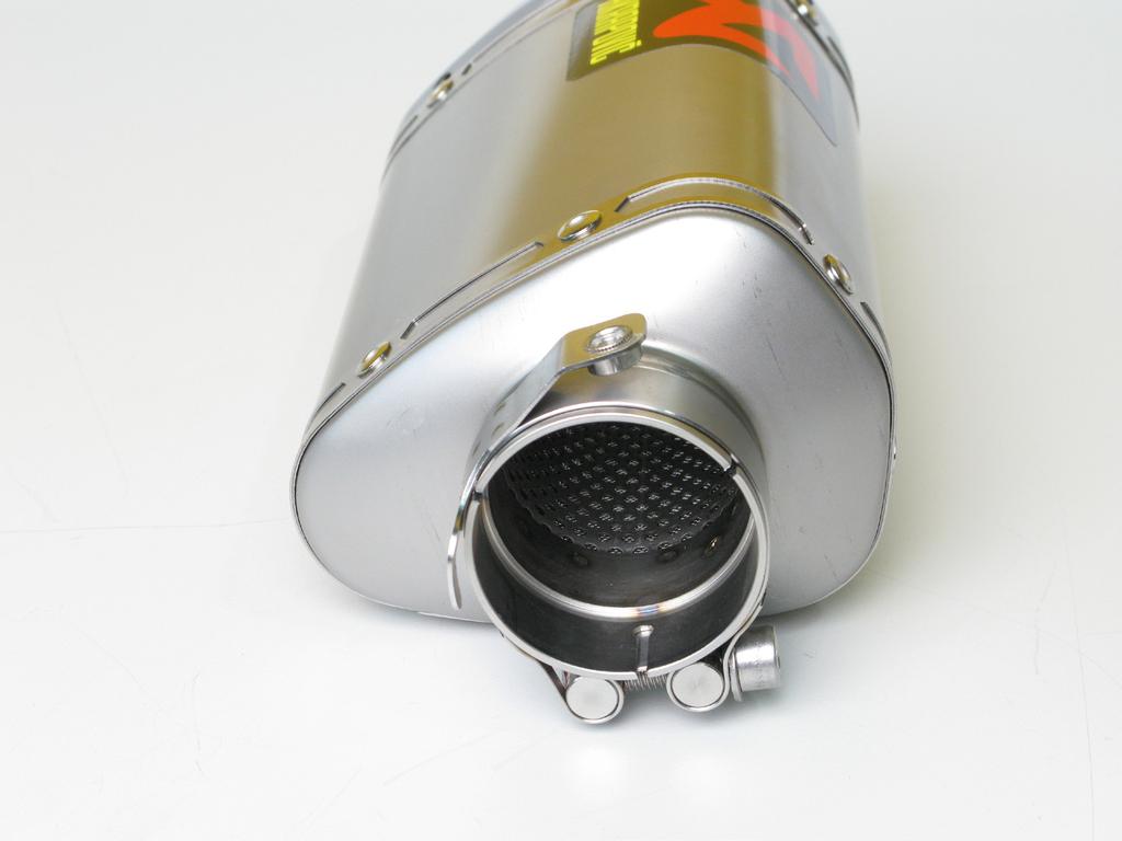 www.akrapovic.com INSTALLATION OF THE AKRAPOVIČ SLIP-ON EXHAUST SYSTEM: 1. Correctly install and position the metal clamp onto the muffler inlet bush, as shown (Figure 5).