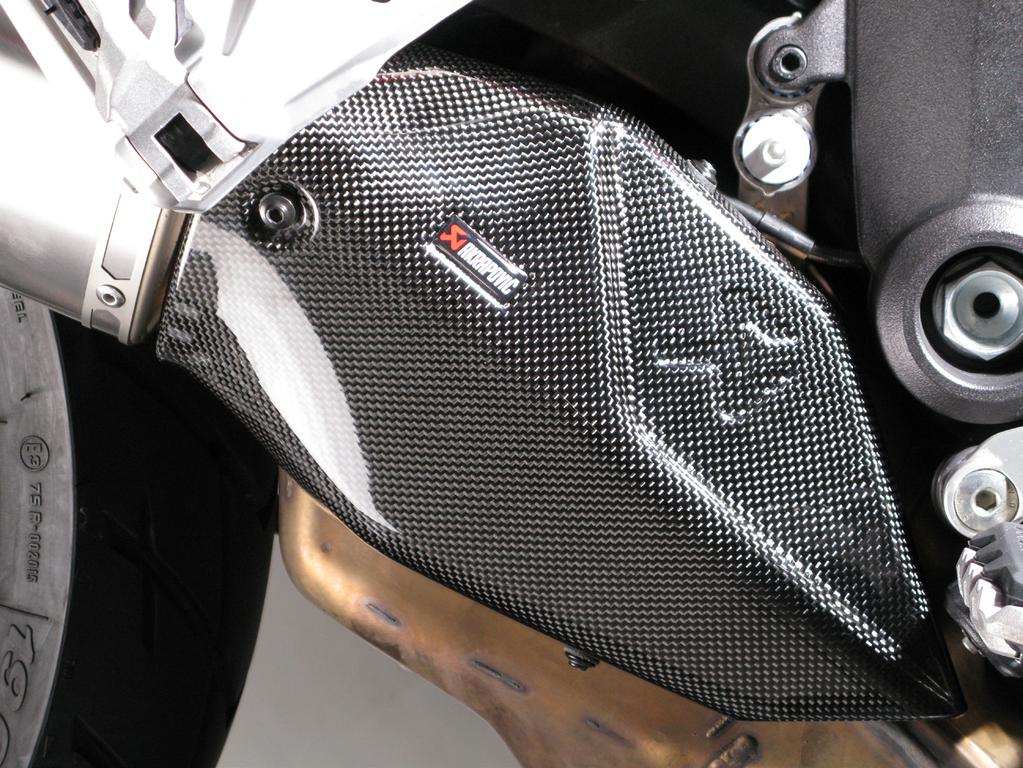 www.akrapovic.com 4. Attach the carbon fiber heat shield and tighten the bolts to the specified torque (Figure 9).