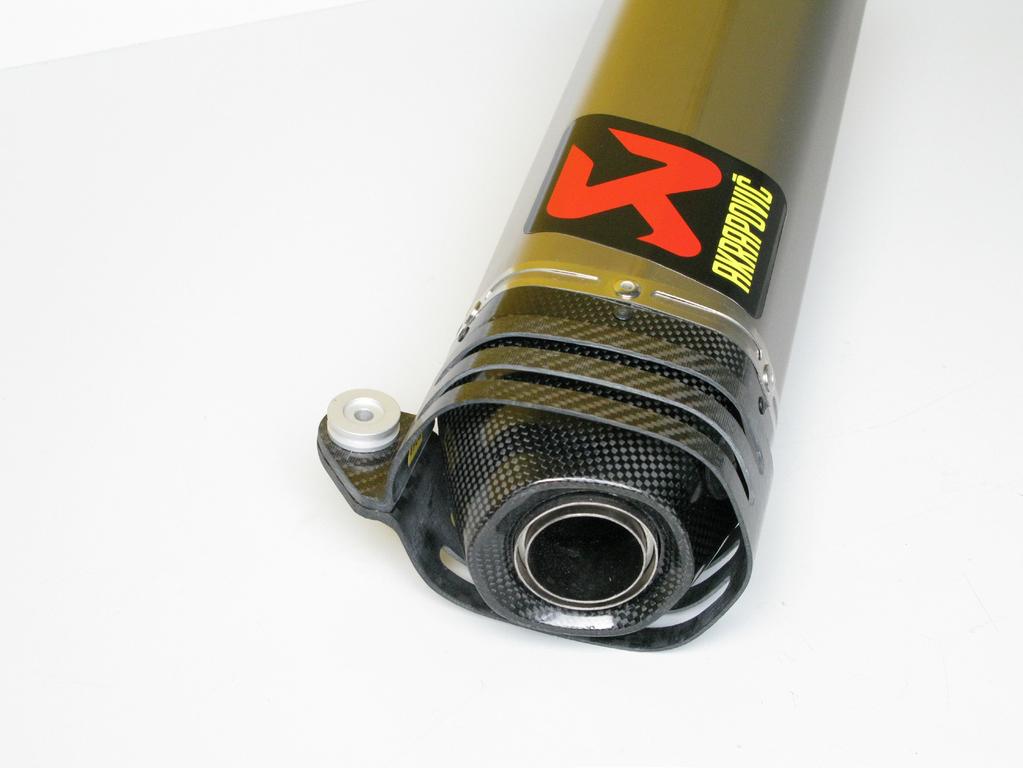 4. For TC model only: correctly position the carbon-fiber clamp and slide it onto the muffler - bear in mind the right offset of the carbon fiber- clamp viewed from the