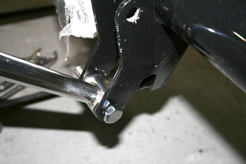 Place the lower 4-link bars onto the lower hole of the axle bracket using the provided 5/8