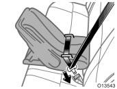 Same angle Do not install a child restraint system on the rear seat if it interferes with the lock mechanism of the front seats.