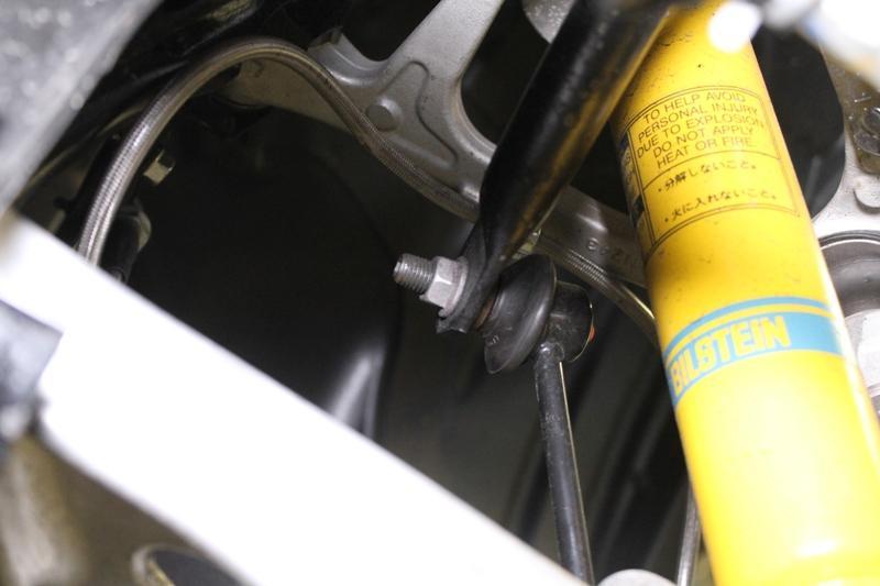 Page4 4. Using a 14mm wrench, remove the nuts securing the endlinks to the sway bar. 5.