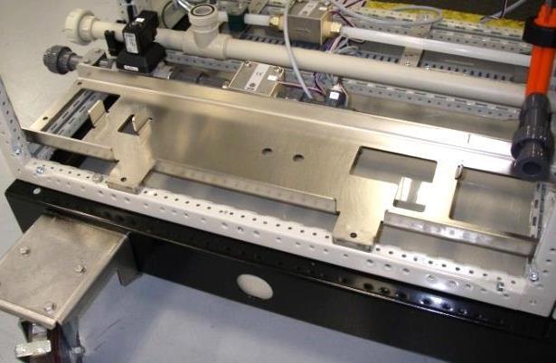 On 104-106 machines, it is convenient to install manifold and threaded rod prior to attaching support bracket. a. NOTE: the manifold rests in the lower support bracket cradle.