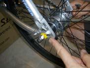 3. Unpcking & Assemly Instlling the Rer Wheel ETX