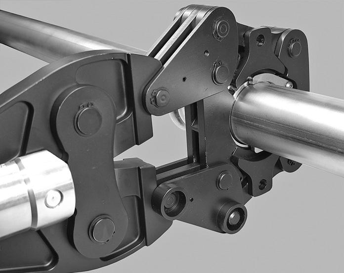 Open the Vic-Press adapter jaw by squeezing the levers. Align the hooks of the Vic-Press adapter jaw with the Vic-Press ring, as shown above.