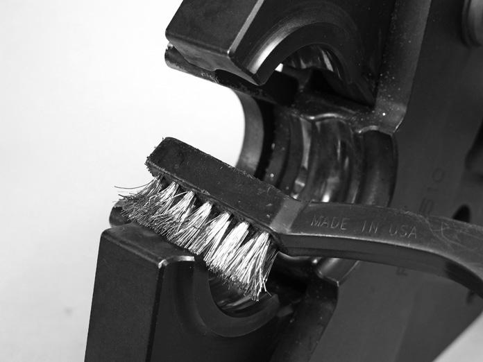 Clean the drive rollers and the locking pin with a brush or compressed air.
