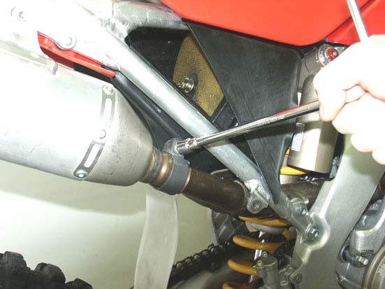 THE EXHAUST SYSTEM CAN BE EXTREMELY HOT. ALLOW THE MOTORCYCLE TO COOL DOWN BEFORE BEGINNING INSTALLATION.