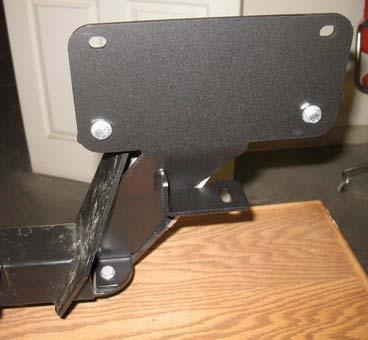 Be sure to align bracket so that it is centered in the hitch mounts.