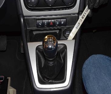 Safety Recall S61 -- Occupant Restraint Controller Page 17 7. Remove the center console shifter bezel and pod from the top of the floor panel transmission tunnel. SHIFTER KNOB a.