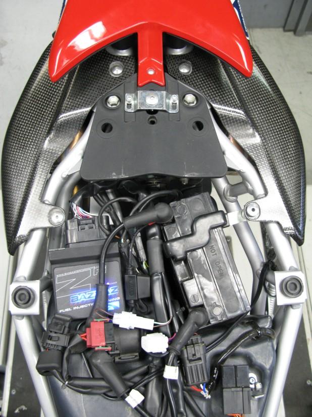 Place the control unit under the seat and secure it with supplied cable ties (photo 4).
