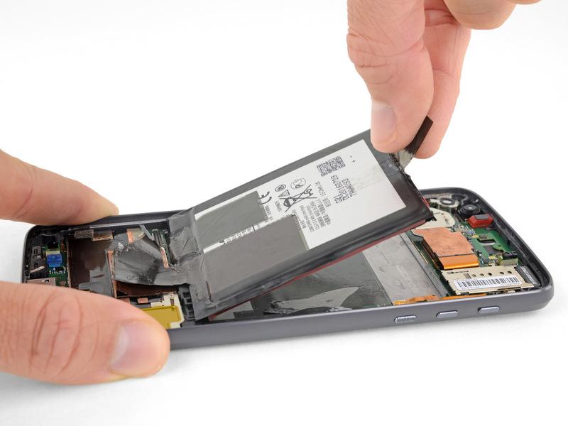 If the battery is hard to remove, applying a small amount of high concentration (over 90%) isopropyl alcohol or adhesive remover under the battery may help.