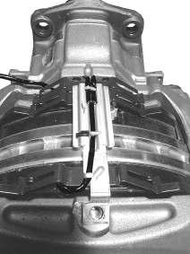 18 After that press the cable guide in correct position against brake caliper. Fig.
