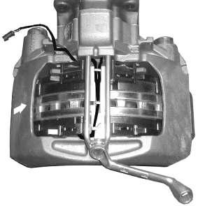between the radial corners of the hold down springs. Note: Mount the hold down hoop above the cables of the wear indicator. Fig.