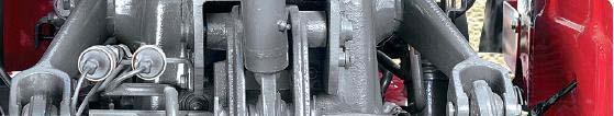 DEPENDABLE HYDRAULICS, STURDY LINKAGES Atandem-gear pump supplies power to the hydraulic system.