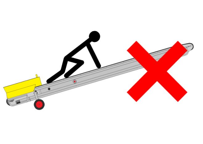 FALL HAZARDS Always erect a safety barrier to prevent access through underside of machine. Failure to do so could result in serious injury.