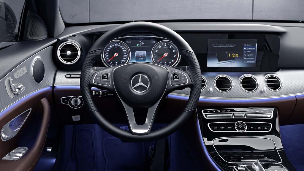 E 300 & E 400 4MATIC Interior Design Steering Wheel The 3-spoke multifunction steering wheel receives unique Touch-Control buttons in the control panels on the left and right.